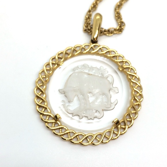 VINTAGE CROWN TRIFARI TAURUS ZODIAC MEDALLION NECKLACE GOLD TONE ASTROLOGY - Picture 4 of 15